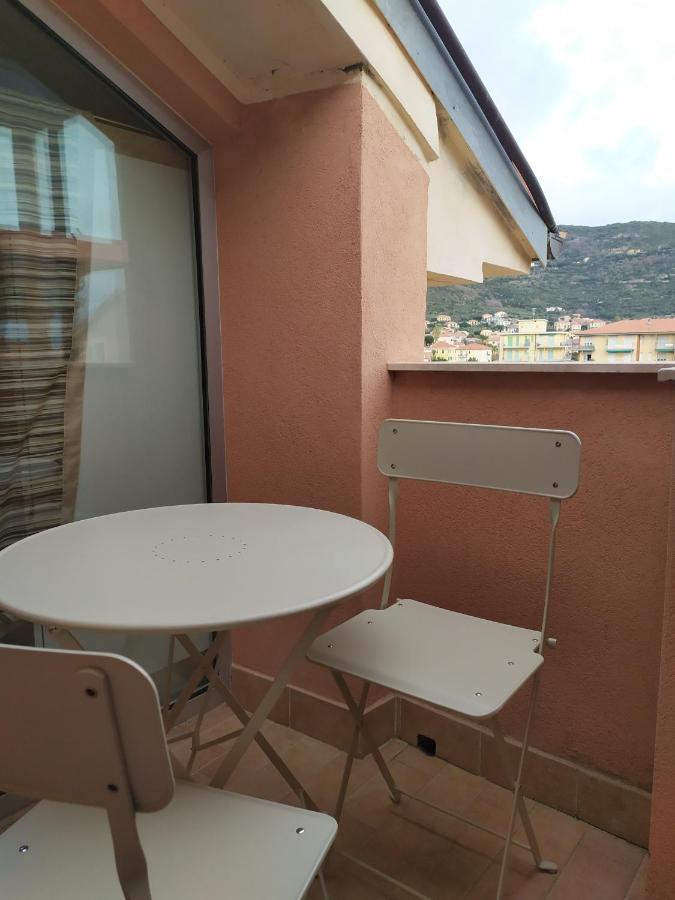 Ferienwohnung La Mansarda Della Luna Pietra Ligure Exterior foto